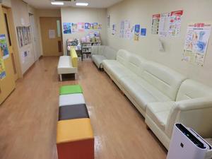 待合室です。お待ちの間、やすらいでいただけるよう、心と身体にやさしいヒーリング音楽を流しています。
