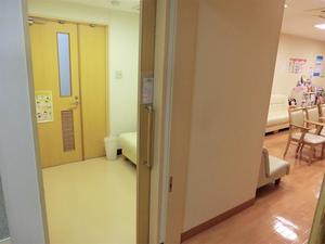 当院ではインフルエンザなどの感染対策として、待合室と分けて、隔離室も設けています。