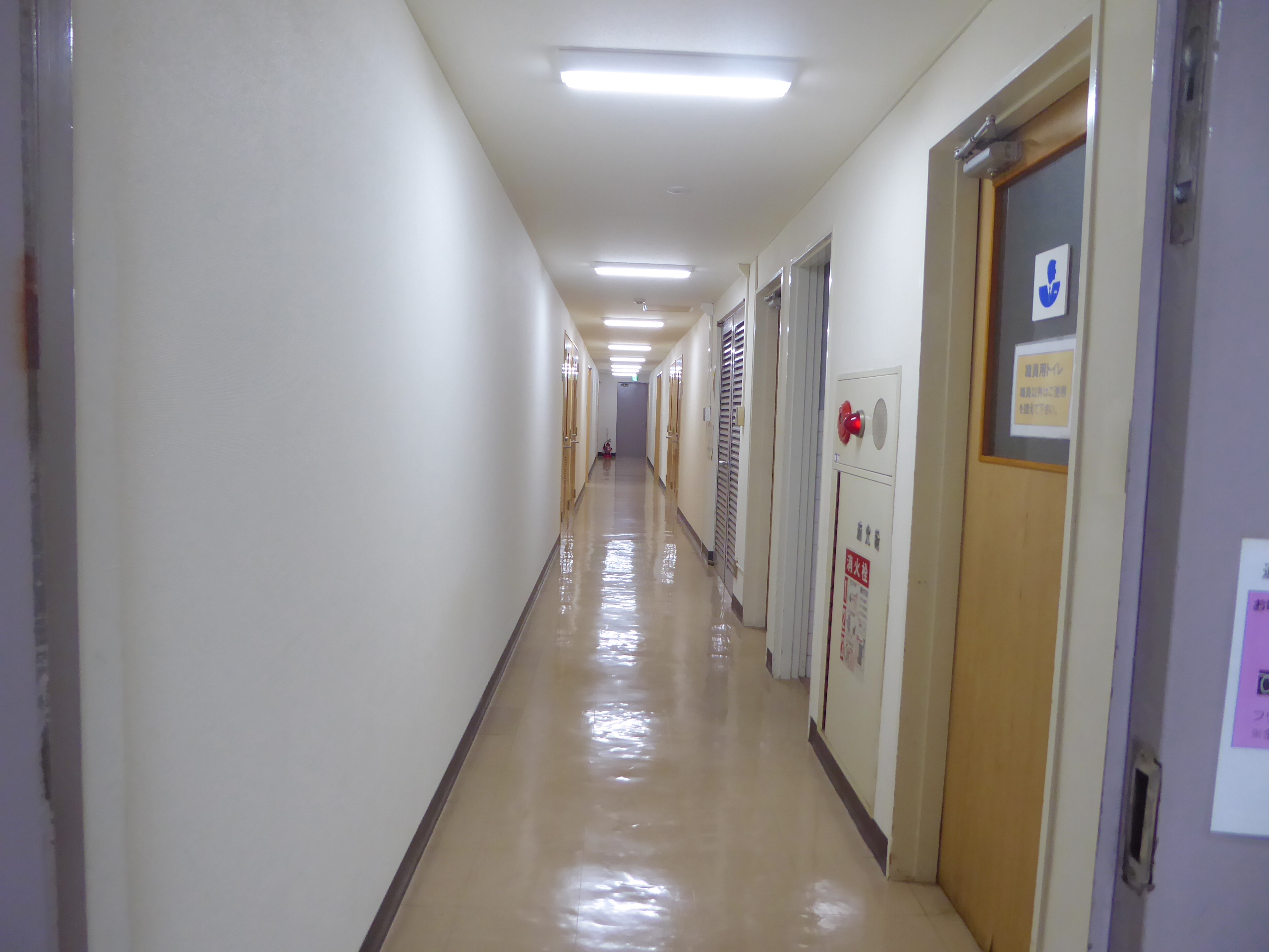 廊下を突き当たりまで進みます