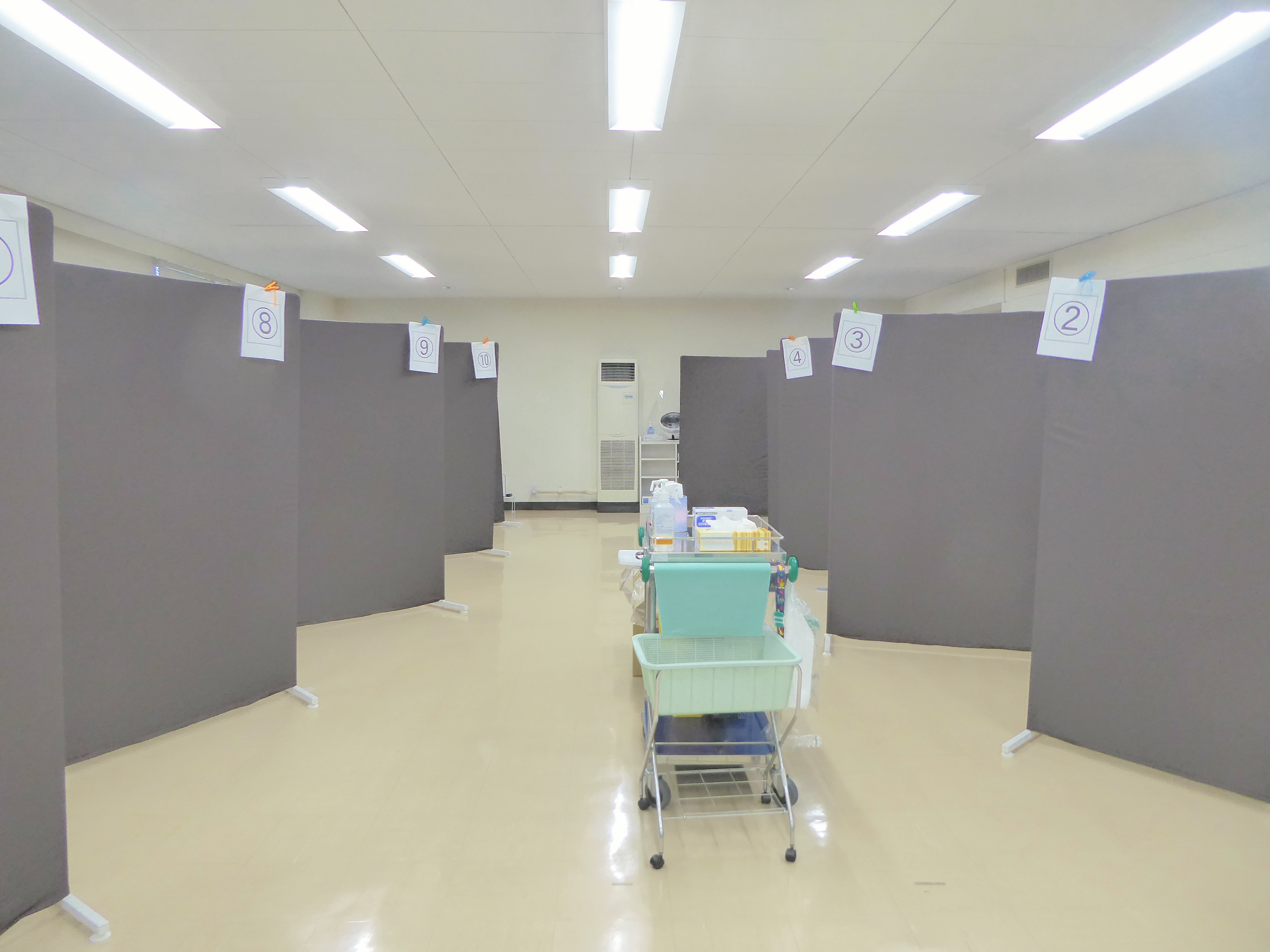 パーテーションで区切られたスペースで待機してもらいます